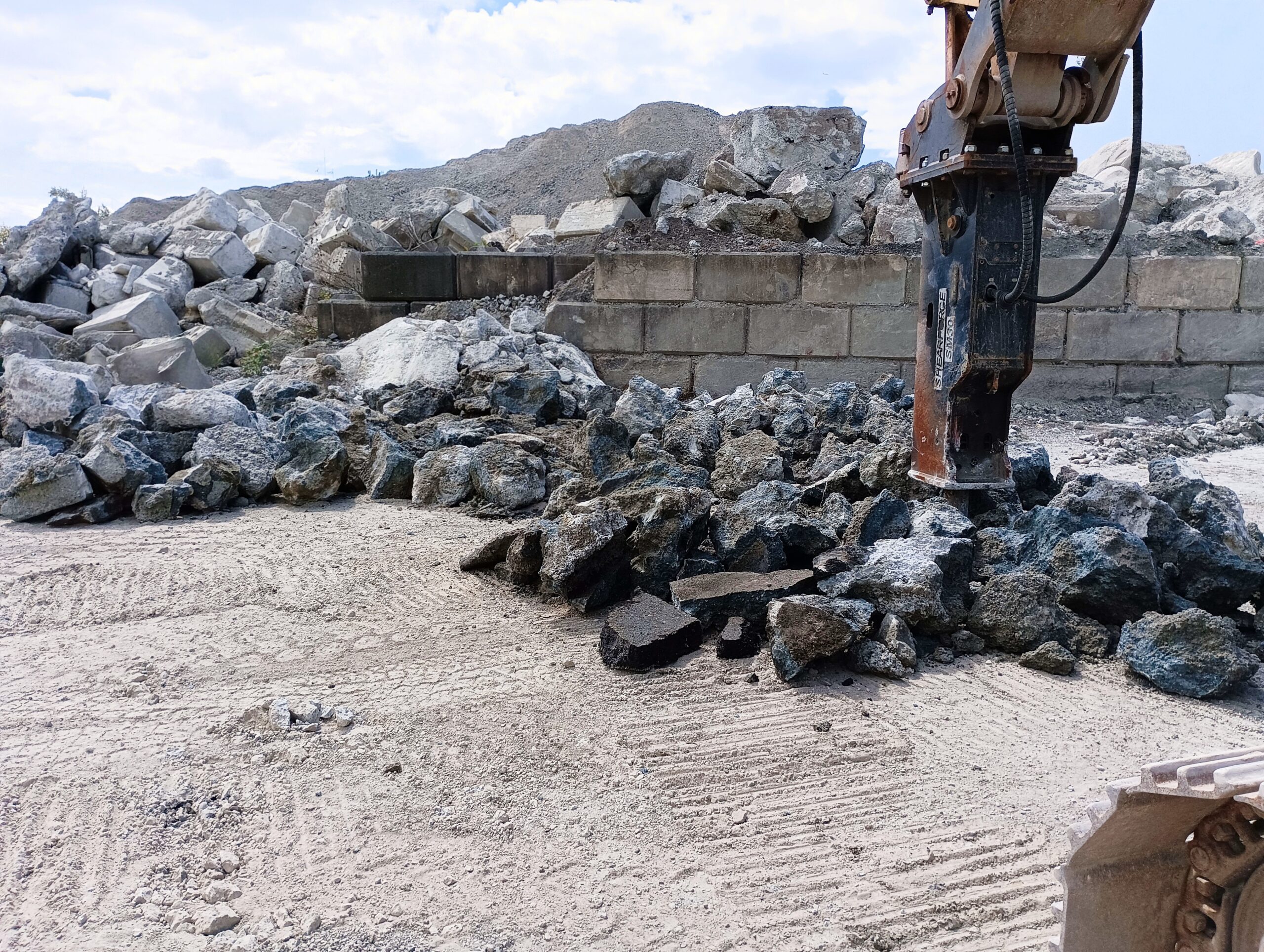 Hydraulic hammer concrete breaking Coquitlam